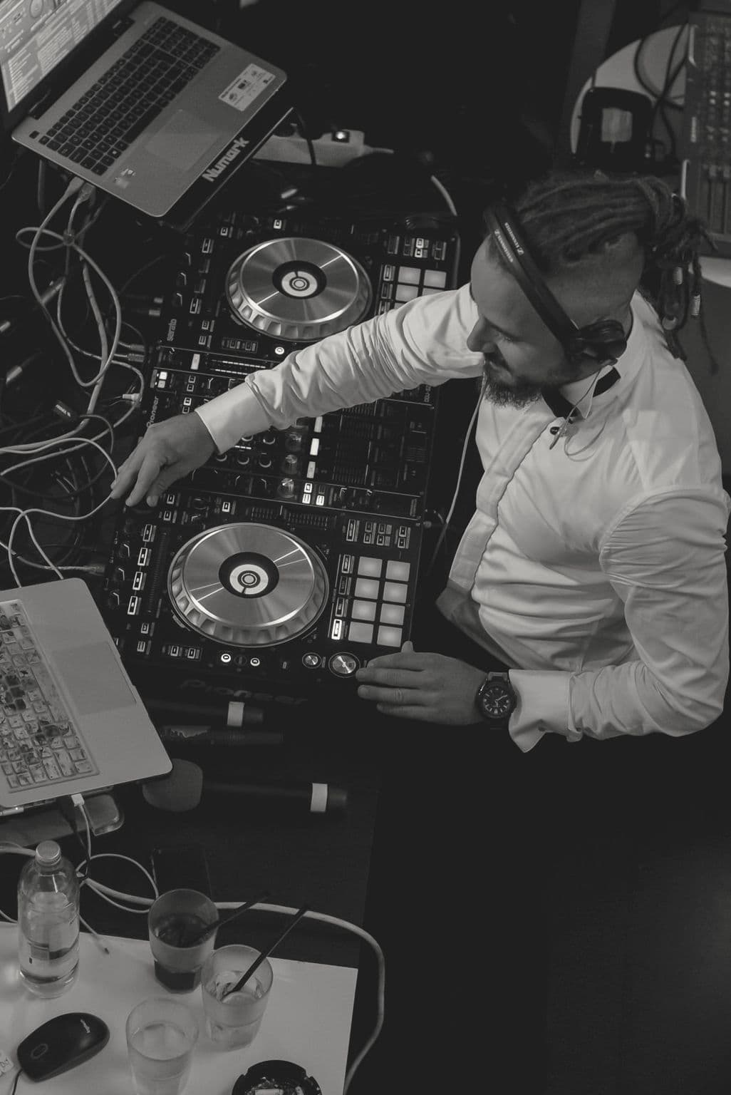 DJ